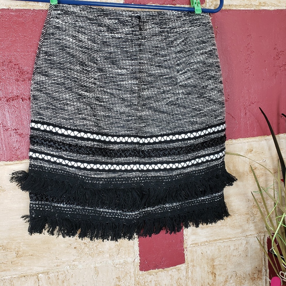 NEW H&M WOMEN'S SKIRT BLACK AND WITH SIZE 2